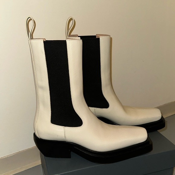 Bottega Veneta Off-White ‘The Lean’ Chelsea Boot - Picture 2 of 8